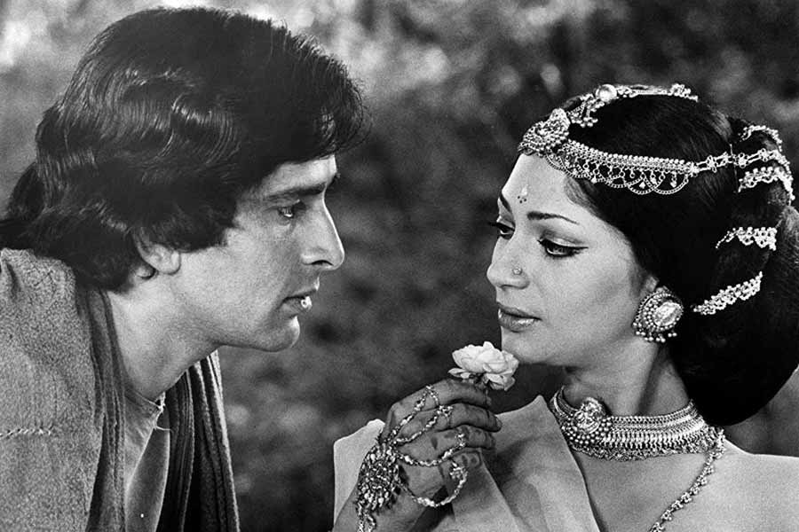 Bollywood actress Simi Garewal was in controversy for bold scenes with Bollywood actor Shashi Kapoor