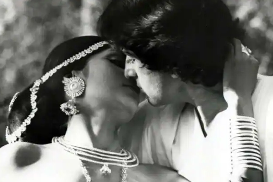 Bollywood actress Simi Garewal was in controversy for bold scenes with Bollywood actor Shashi Kapoor