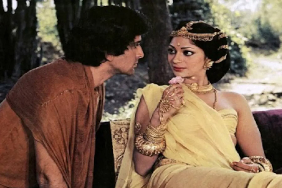 Bollywood actress Simi Garewal was in controversy for bold scenes with Bollywood actor Shashi Kapoor