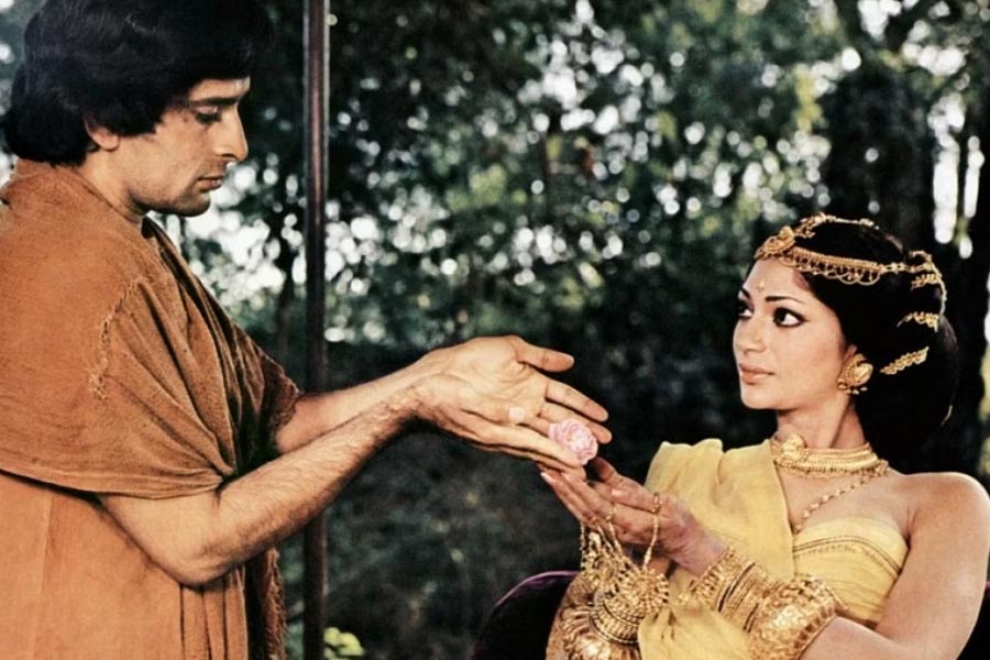 Bollywood actress Simi Garewal was in controversy for bold scenes with Bollywood actor Shashi Kapoor