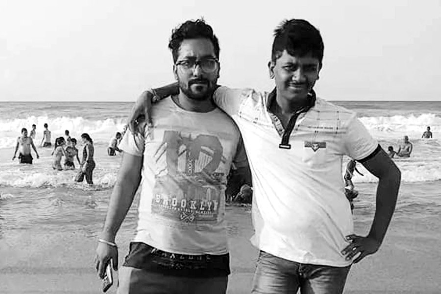 Two frineds of hooghly drowned in Puri sea