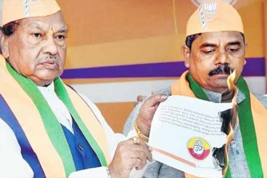 Karnataka BJP leader KS Eshwarappa burns Congress election manifesto over Bajrang Dal Ban row