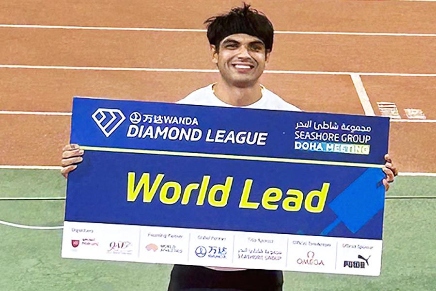 তৃপ্ত: সোনা জয়ের স্মারক হাতে নীরজ। শুক্রবার দোহায়। 