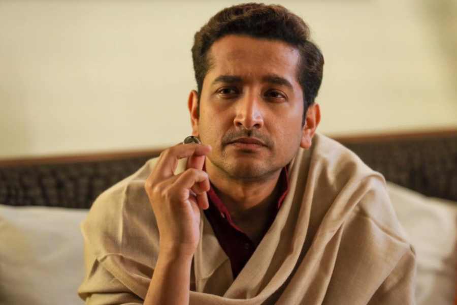 এরই সঙ্গে পরমব্রত যোগ করলেন, ‘‘আমি এত দিন পর বিয়ে করলাম। সেটা নিয়ে তো নানা জনের নানা বক্তব্য থাকবেই! আজকাল অন্তঃসত্ত্বা মহিলার ছবি পোস্ট করলে তাঁকে পর্যন্ত মানুষ ছাড়ে না! সেখানে আমি এমন এক জনকে বিয়ে করেছি, যাঁর আগে একটা বিয়ে ছিল। তাই সবটা মিলিয়ে এ রকম যে হবে সেটা জানাই ছিল।’’