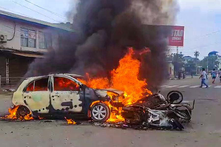 বুধবারের পর প্রায় ৪ দিন কেটে গেলেও হিংসা থামার কোনও ইঙ্গিত নেই মণিপুরে। শুক্রবার গভীর রাতেও সে রাজ্যের চূড়াচাঁদপুরে গুলি করে খুন করা হয়েছে বাড়িতে ছুটি কাটাতে আসা এক সিআরপিএফ কমান্ডোকে। রাজধানী ইম্ফলে হিংসার বলি হয়েছেন ইন্ডিয়ান রেভিনিউ সার্ভিসের এক আয়কর আধিকারিক।