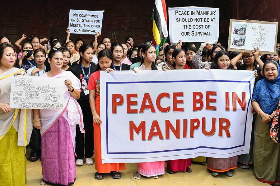 মেইতেইদের তফসিলি জনজাতি তকমা পাওয়ার বিরোধিতা করছে রাজ্যের অন্য তফসিলি সম্প্রদায়গুলি। রাজ্যে প্রায় ৩৪টি স্বীকৃত তফসিলি সম্প্রদায় থাকলেও, এদের মধ্যে প্রভাবে এবং জনসংখ্যায় সবচেয়ে গুরুত্বপূর্ণ কুকিরা।