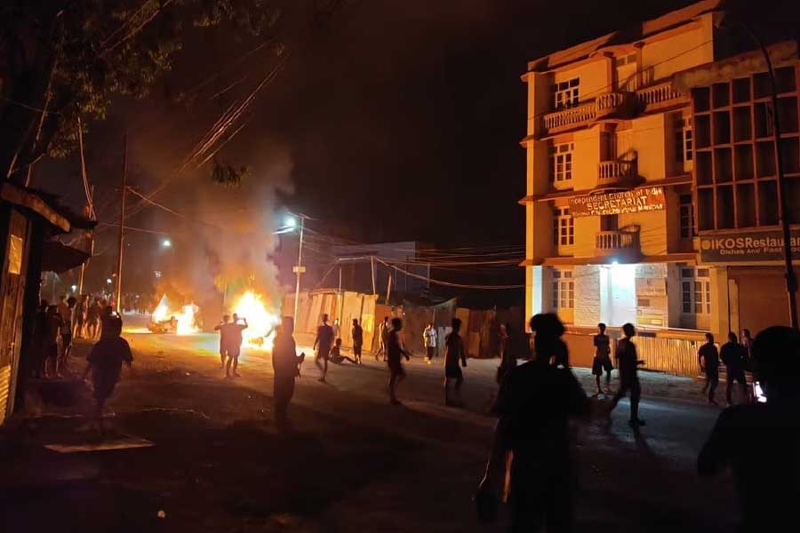 অন্য দিকে, মেইতেইদের দাবি, রাজ্যের সংখ্যাগরিষ্ঠ সম্প্রদায় হওয়া সত্ত্বেও তাদের অস্তিত্বসঙ্কট দেখা দিয়েছে। তার প্রমাণ হিসাবে তারা ২০১১ সালের জনসুমারীর পরিসংখ্যানকে খাড়া করছে। 