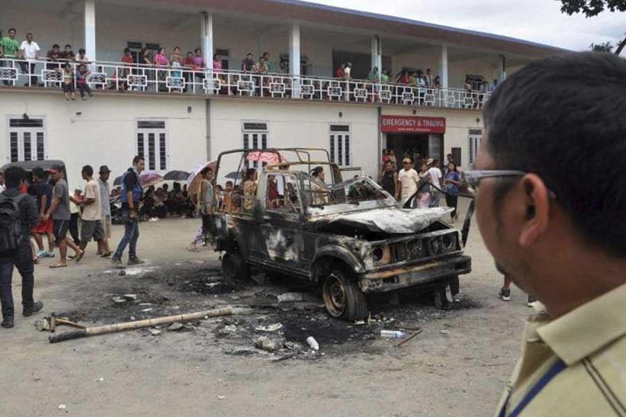 ওই পরিসংখ্যানে দেখা যাচ্ছে ১৯৫১ সালে মণিপুরে ৫৯ শতাংশ মেইতেই জনগোষ্ঠীর মানুষ থাকলেও ২০১১ সালে কমতে কমতে তা ৪৪ শতাংশে এসে পৌঁছেছে। তা ছাড়া মণিপুর উপত্যকায় জনজাতি বিশেষত কুকিদের বিরুদ্ধে জায়গা জমি দখল করার অভিযোগ তুলেছে তারা।