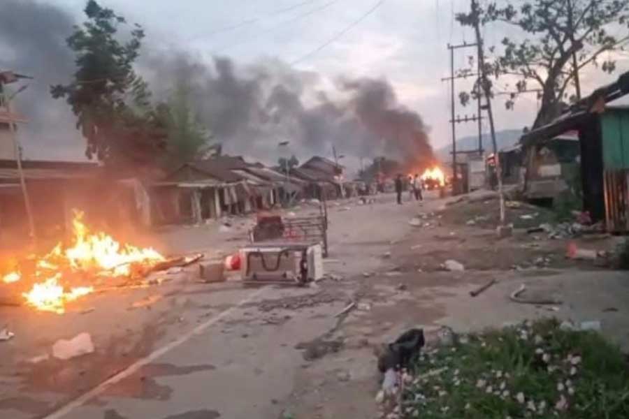 মায়ানমারের জুন্টা সরকারের তাড়া খেয়ে বহু অবৈধ অনুপ্রবেশকারী মণিপুরে এসে জায়গাজমি দখল করছে বলেও মেইতেইদের অভিযোগ। প্রসঙ্গত, মণিপুরে সংবিধানের ৩৭১ নম্বর অনুচ্ছেদ অনুযায়ী পাহাড়ি অঞ্চলে শুধু তফসিলি সম্প্রদায়ের মানুষই বাড়ি করতে পারেন।