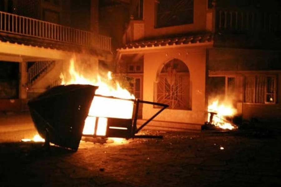 এই হিংসার প্রেক্ষাপট অবশ্য রচিত হয়েছিল অনেক আগেই। মণিপুরের তফসিলি জনজাতি সম্প্রদায়গুলির অধিকাংশই খ্রিস্টান ধর্মাবলম্বী। অন্য দিকে, মেইতেইদের অধিকাংশই হিন্দু ধর্মাবলম্বী। 