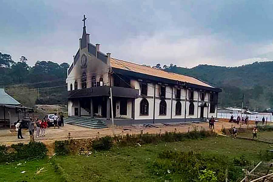 কিছু দিন আগেই অবৈধ উপায়ে জমি দখলের অভিযোগে পাহাড়ি অঞ্চলে তিনটি গির্জা ভেঙে দেয় মণিপুর সরকার। এই ঘটনায় ক্ষুব্ধ হয় কুকি-সহ অন্য তফসিলি জনগোষ্ঠীগুলি।