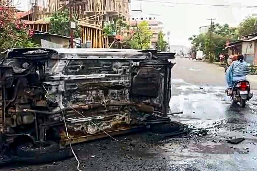 তারও আগে অবৈধ পোস্ত চাষের অভিযোগে পাহাড়ি অঞ্চলগুলিতে অভিযান চালায় সরকারের বিশেষ বাহিনী। কুকিদের অভিযোগ, মেইতেইদের পাহাড়ি অঞ্চলে জোর করে ঢুকিয়ে দেওয়ার চেষ্টা করছে সরকার।