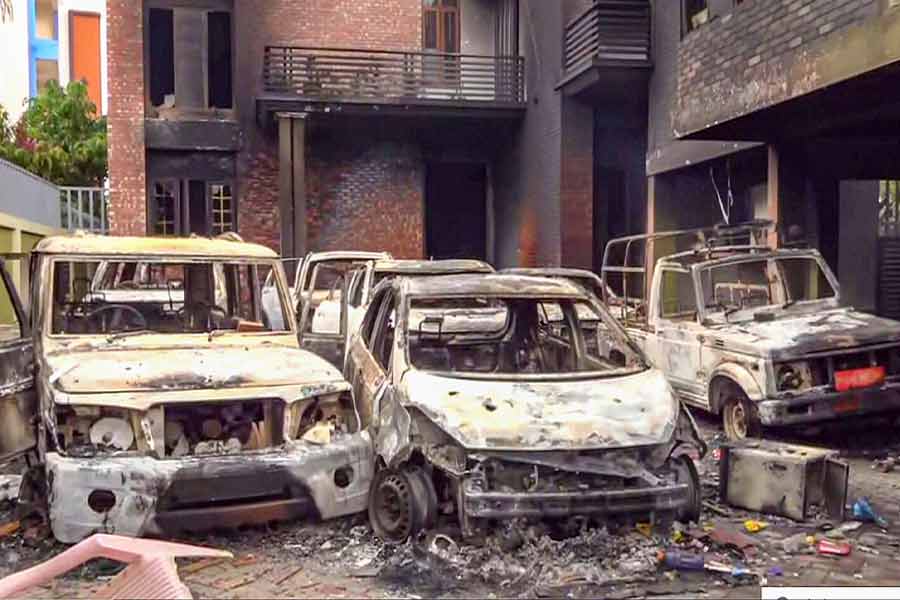 সম্প্রতি মণিপুর হাই কোর্ট মেইতেইদের তফসিলি জনজাতির মর্যাদা দেওয়ার বিষয়টি নিয়ে রাজ্য সরকারকে বিবেচনা করার নির্দেশ দিয়েছে। এর পরেই জনজাতি সংগঠনগুলি বুধবার থেকে তার বিরোধিতায় পথে নামে। 