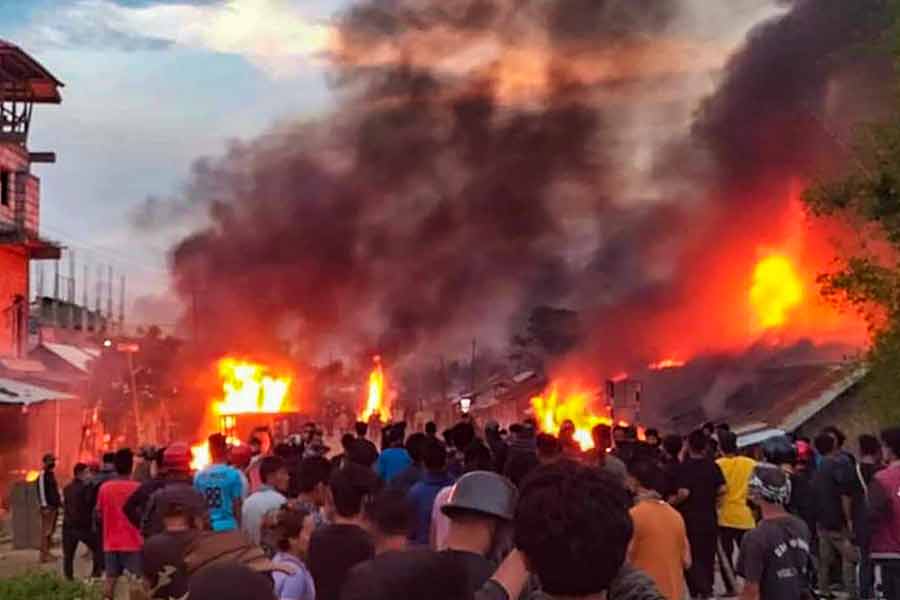 উচ্চ আদালতের নির্দেশ নিয়ে প্রশ্ন তোলায় আদালত অবমাননার দায়ে তফসিলি ছাত্র সংগঠন (এটিএসইউএম)-এর সভাপতিকে শোকজ় নোটিস পাঠায় মণিপুর হাই কোর্ট। তার পরই তফসিলি গোষ্ঠীগুলি দাবি করে, হাই কোর্ট মেইতেইদের কথায় কাজ করছে।