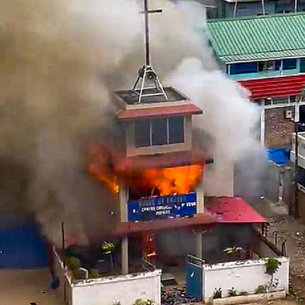 বিশেষজ্ঞদের একাংশ মনে করছেন দুই জনগোষ্ঠীর মধ্যে এই পারস্পরিক সন্দেহ, অবিশ্বাসের ঘটনা দেখা গিয়েছিল পড়শি রাজ্য অসমেও। সে রাজ্যে অসমিয়ারা দাবি করেছিলেন, বাংলাদেশ থেকে আসা অনুপ্রবেশকারীরা তাদের জমি-জীবিকা কেড়ে নিচ্ছে।