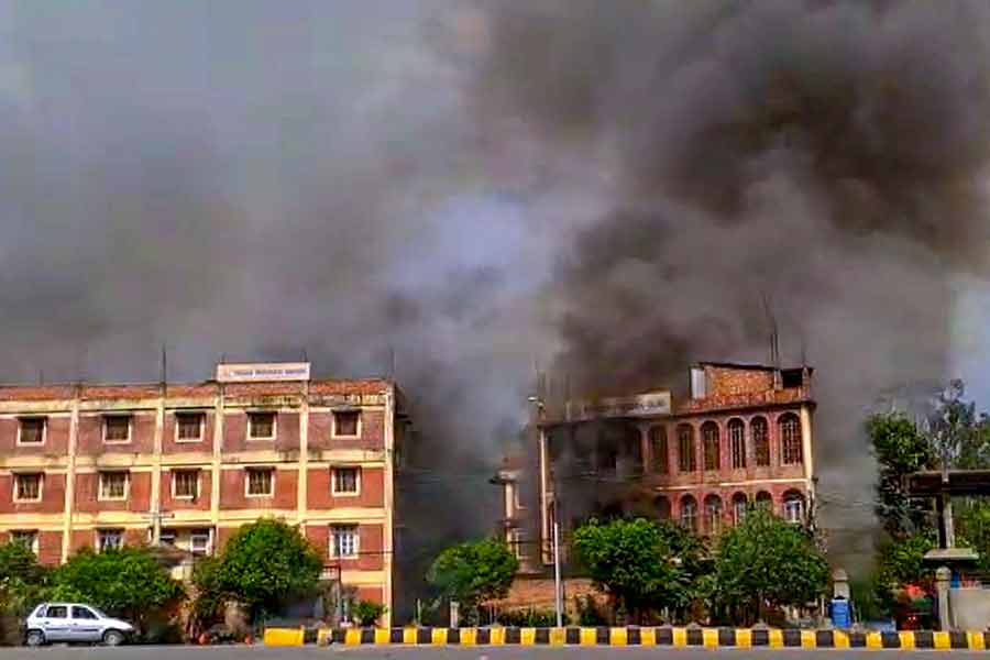 মণিপুরের মুখ্যমন্ত্রী এন বীরেন সিংহ নিজেও মেইতেই জনগোষ্ঠীর মানুষ। এর আগে কুকি, অঙ্গামি, লুসাই, নাগা, থাড়োয়াসের মতো তফসিলি সম্প্রদায়গুলির আস্থা অর্জনে ইম্ফলের বাইরে বেরিয়ে পাহাড়ি অঞ্চলে মন্ত্রিসভার বৈঠক করতেন তিনি। কিন্তু সম্প্রতি নাকি তাঁর সেই উদ্যোগে ছেদ পড়ে।