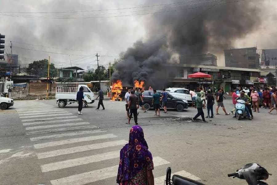 বিশেষজ্ঞরা মনে করছেন, তফসিলি জনগোষ্ঠী এবং মেইতেইদের মধ্যে পারস্পরিক আস্থার পরিবেশ ফেরাতে না পারলে, মণিপুরের হিংসায় লাগাম পরানো যাবে না। (এই প্রতিবেদন প্রথম বার প্রকাশের সময় মণিপুরের রাজধানী শিলং লেখা হয়েছিল। প্রকৃতপক্ষে মণিপুরের রাজধানী ইম্ফল। অনিচ্ছাকৃত এই ত্রুটির জন্য আমরা দুঃখিত এবং ক্ষমাপ্রার্থী।)