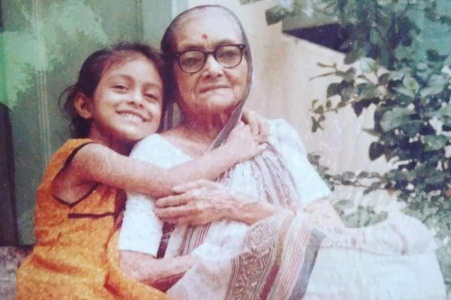 Can you recognise this Tollywood actress who is sitting with her grandmother