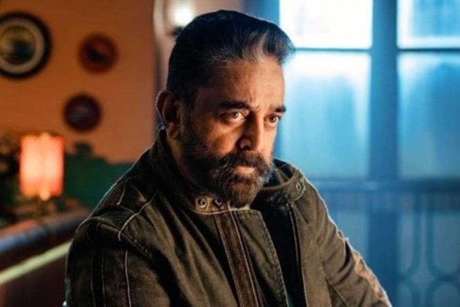 অভিনয়ের মাধ্যমে কী ভাবে দর্শকের মনে জায়গা করে নিতে হয়, তা ভালই জানেন কমল। তবে, তাঁর ব্যক্তিগত জীবনও সিনেমার চেয়ে কম রঙিন নয়। সহ-অভিনেত্রীদের সঙ্গে প্রেম, বার বার পরকীয়া এবং বিচ্ছেদ— কমলের জীবনে নারীচরিত্রের আনাগোনা ছিল বরাবর।