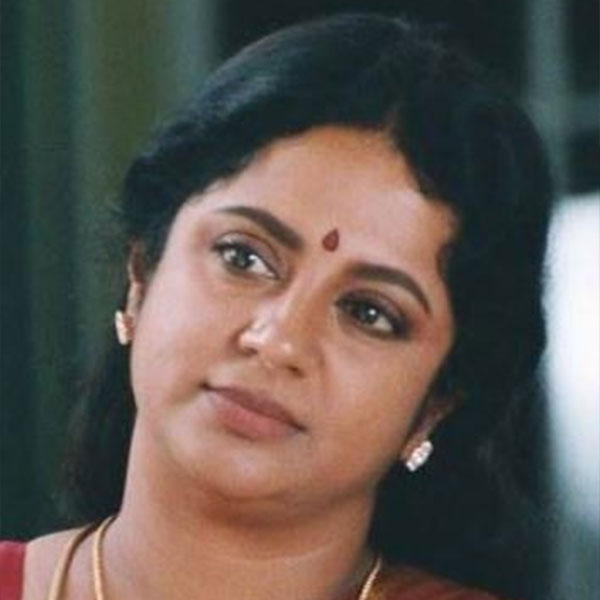 অভিনয় জীবনের শুরুতেই সহ-অভিনেত্রী শ্রীবিদ্যার সঙ্গে নাম জড়িয়ে পড়ে কমলের। কলিপাড়ায় দুই তারকার সম্পর্ক নিয়ে কানাঘুষো চলত অনবরত। কিন্তু ১৯৭৬ সালে সহ-পরিচালক জর্জ থমাসের সঙ্গে সাত পাকে বাঁধা পড়লে সব আলোচনা এক মুহূর্তে থেমে যায়।