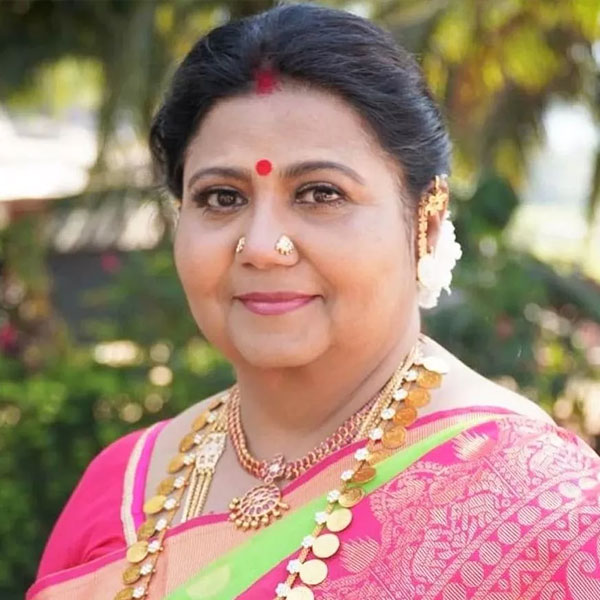 দক্ষিণী ফিল্মজগতের বর্ষীয়ান অভিনেত্রী কুট্টি পদ্মিনী তাঁর ইউটিউব চ্যানেলে কমল এবং শ্রীবিদ্যার সম্পর্ক নিয়ে মুখ খুলেছেন। কুট্টি জানান, কমলকে মন থেকে ভালবাসতেন শ্রীবিদ্যা। কমল এবং শ্রীবিদ্যার জুটি বড় পর্দায় সকলে পছন্দ করেছিলেন। একে অপরকে ধীরে ধীরে ভালবাসতেও শুরু করেছিলেন কমল এবং শ্রীবিদ্যা। এমনটাই জানান কুট্টি।