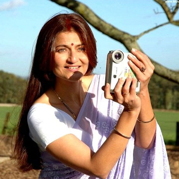 সারিকার সঙ্গে বিবাহ-বহির্ভূত সম্পর্কে জড়িয়ে পড়েন কমল। শুরুর দিকে তাঁদের সম্পর্কের কথা গোপন রাখার চেষ্টা করলেও পরে তা জানাজানি হয়ে যায়। সারিকা এক পুরনো সাক্ষাৎকারে বলেন, ‘‘আমি সকলের ঘৃণার পাত্রীতে পরিণত হয়ে গিয়েছিলাম। ঘর ভাঙছি বলে আমার গায়ে তৃতীয় ব্যক্তির তকমা লেগে গিয়েছিল।’’