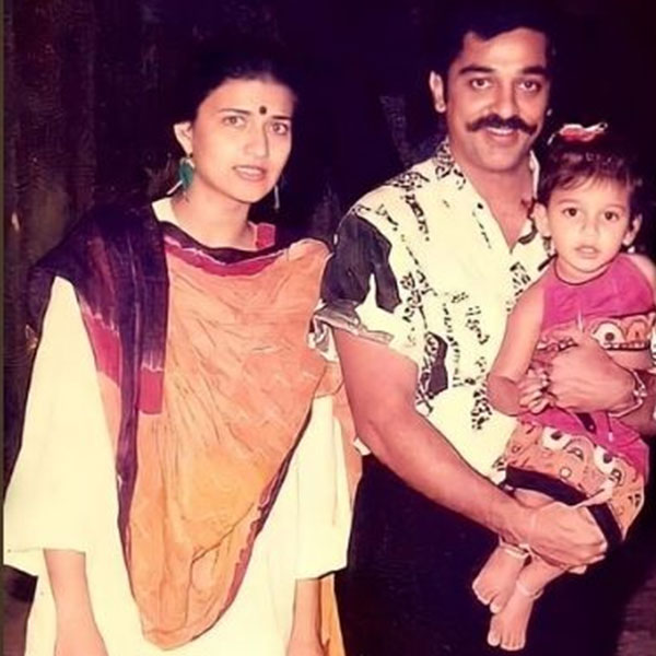 সংবাদমাধ্যম সূত্রে দাবি, শ্রুতির জন্মের পর সমাজের চাপে পড়েই নাকি সারিকাকে বিয়ে করতে বাধ্য হন কমল। ২০০০ সালে সিমি গারেওয়ালকে দেওয়া এক সাক্ষাৎকারে পরকীয়া এবং বিচ্ছেদ নিয়ে মুখ খোলেন কমল।