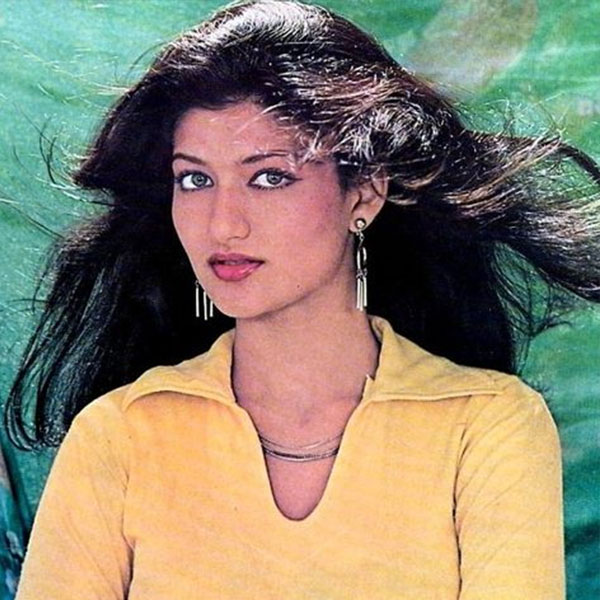 কমলকে বিয়ে করার পর অভিনয় থেকে দূরে সরে যান সারিকা। অভিনেত্রী যখন তাঁর কেরিয়ারের শিখরে, সেই মুহূর্তে সব ছেড়ে কমলের সঙ্গে চেন্নাই চলে যান তিনি। ১৯৯১ সালে দ্বিতীয় কন্যাসন্তানের জন্ম দেন সারিকা।