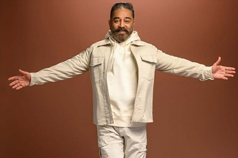 এমনকি, পূজার জন্মদিন উপলক্ষে যে অনুষ্ঠানের আয়োজন করা হয়েছিল, সেখানে পরিবার-সহ উপস্থিত ছিলেন কমল। যদিও কমল এবং পূজার কেউই তাঁদের সম্পর্কের কথা প্রকাশ্যে জানাননি। তবে, ছ’জন সহ-অভিনেত্রীর সঙ্গে প্রেম-পরকীয়া-বিচ্ছেদের পরেও আজও কমল হাসান রয়েছেন দর্শকের মনের মণিকোঠায়।