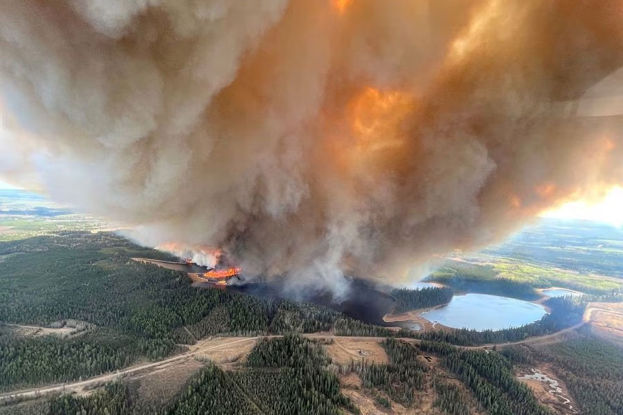 An image of the fire in canada