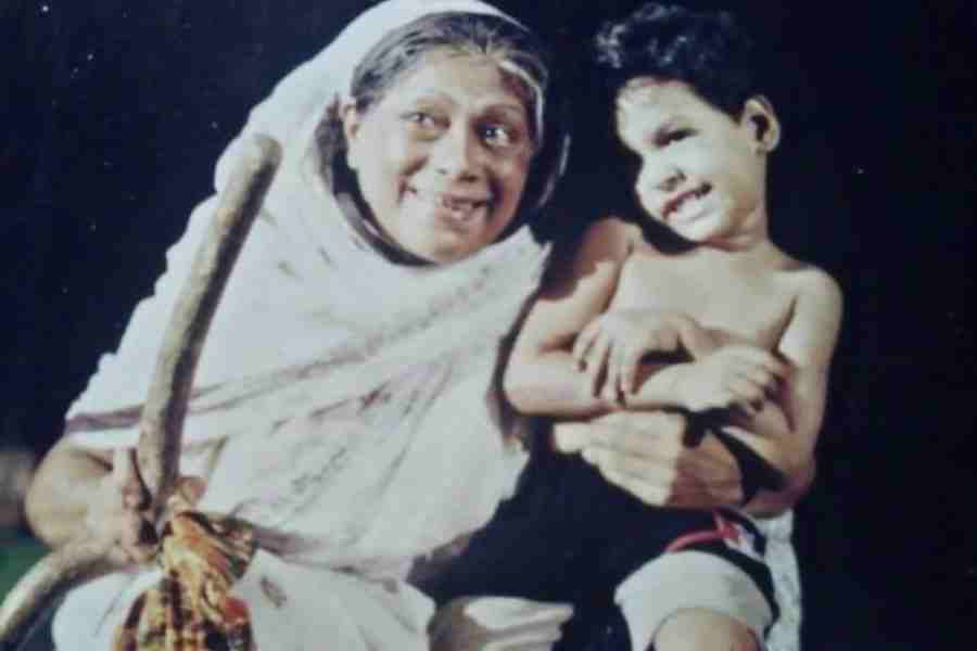 Who is this child sitting on Actress Chitra Sen\\\\\\\'s lap