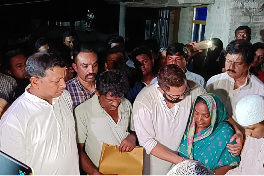 TMC MLA Soham Chakraborty and others gives rupees 5 lakh to the deceased\'s family who allegedly died after hit by BJP Leader Suvendu Adhikari\'s convoy 