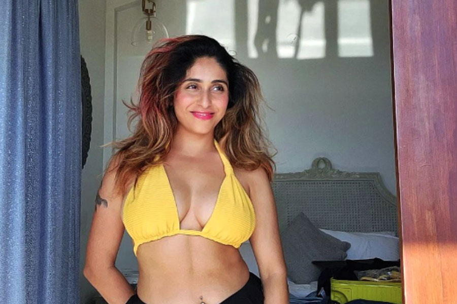 গান হোক বা নাচ, অভিনয়— সর্বক্ষেত্রে পারদর্শী। তবুও তিনি বিতর্কে। কখনও বলি ইন্ডাস্ট্রির গায়কের বিরুদ্ধে অভিযোগ এনেছেন, কখনও বা পোশাক নিয়ে বিতর্কে জড়িয়ে পড়েছেন নেহা ভাসিন।