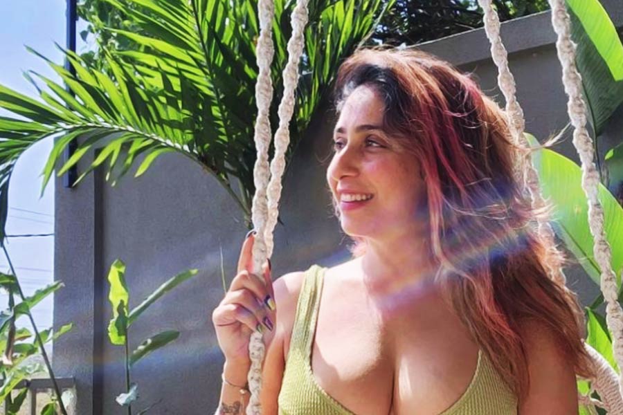 ১৯৮২ সালের ১৮ নভেম্বর নয়াদিল্লিতে জন্ম নেহার। স্কুল এবং কলেজের পড়াশোনা দিল্লিতেই শেষ করেন তিনি। শৈশব থেকেই গানবাজনার প্রতি ঝোঁক ছিল তাঁর। সঙ্গীত প্রতিযোগিতায় অংশগ্রহণ করে পুরস্কারও জিতেছেন প্রচুর।