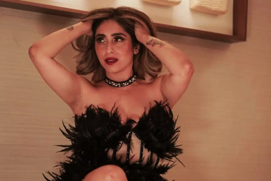 গানের পাশাপাশি একটি হিন্দি ছবিতে অভিনয়ও করেছেন নেহা। ২০১২ সালে মুক্তিপ্রাপ্ত ‘লাইফ কি তো লগ গয়ি’ ছবিতে প্রথম অভিনয় করেন তিনি। নেহার সঙ্গে এই ছবিতে কাজ করেছেন কেকে মেনন, রণবীর শোরের মতো তারকারা।