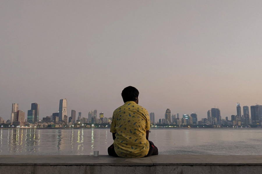 আকোলাতেই ছোটখাটো কাজে হাত লাগিয়েছিলেন মুন্না। সৎপথে যে কোনও কাজ করে উপার্জন করাই তাঁর উদ্দেশ্য ছিল। ১৪ বছর বয়সে কাজ শুরু করেন তিনি। স্কুল ছাড়ার পরেও অন্যান্য কাজের খোঁজে এ দিক-ও দিক ঘুরে বেড়াতেন মুন্না।