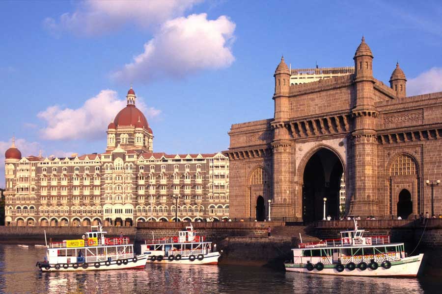 ১৯৯১ সালে ১৫ বছর বয়সে চার বন্ধুর সঙ্গে বাড়ি ছেড়ে মুম্বই পাড়ি দেন মুন্না। এক সাক্ষাৎকারে মুন্না জানিয়েছেন যে, পকেটে মাত্র ২৪ টাকা নিয়ে মুম্বই শহরে পা রেখেছিলেন তিনি। মুন্নার ধারণা ছিল, মুম্বইয়ের মতো বড় শহরে কাজ পাওয়া খুব একটা মুশকিল হবে না। কিন্তু মুম্বইয়ে এসে তাঁর এই ধারণা ভেঙে যায়।