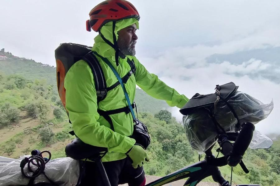 সাক্ষাৎকারে মুন্না জানান, মুম্বই শহর তাঁকে আপন করে নেয়নি। পড়াশোনা বে‌শি দূর করেননি বলে ছোটখাটো কাজই পাচ্ছিলেন তিনি। হিরে কাটা, হিরে পালিশ করা থেকে শুরু করে ওয়েল্ডিংয়ের দোকানেও কাজ করেছেন মুন্না। প্রায় এক বছর এই ধরনের কাজের সঙ্গে যুক্ত ছিলেন তিনি।