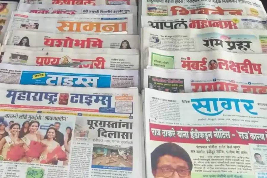 তার পর খবরের কাগজ বিক্রির কাজ শুরু করেন মুন্না। সকালে খবরের কাগজ বিক্রির কাজ শেষ করে দিনের বাকি সময়টুকু অন্যান্য কাজ করতেন তিনি। ১৯৯৩ সালে একটি স্টুডিয়োয় খবরের কাগজ বিক্রি করা শুরু করেন মুন্না। সেই স্টুডিয়োয় বলিপাড়ার তারকাদের ছবি তোলা হত।