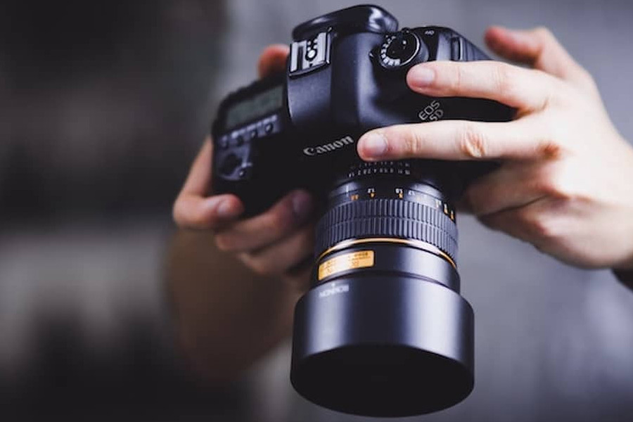 স্টুডিয়োয় কাজ করার জন্য সেখানকার কর্মীদের কাছে অনুরোধ করেন মুন্না। প্রায় পাঁচ বছর স্টুডিয়োয় খবরের কাগজ বিক্রির পর সেখানে ইন্টার্ন হিসাবে যুক্ত হন তিনি। কাশ্মীরের বাসিন্দা বিলালের হাত ধরে ছবি তোলার ‘অ আ ক খ’ শেখেন মুন্না। 