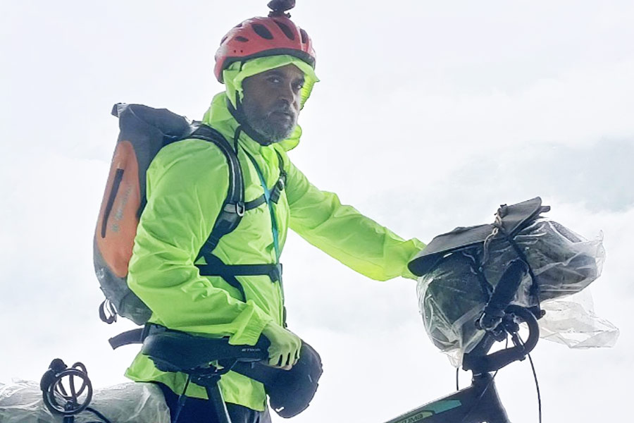 সাক্ষাৎকারে মুন্না জানান, দামি ক্যামেরা সামলাতে পারবেন না বলে স্টুডিয়োতে ক্যামেরায় হাত দিতে দেওয়া হত না মুন্নাকে। কী ভাবে ক্যামেরায় ছবি তোলা হয়, তা মুন্নাকে প্রথম শেখান ওই স্টুডিয়োর কর্মী বিলাল। বিলালের সঙ্গে বিয়েবাড়ির অনুষ্ঠানে ছবিও তুলতে যেতেন মুন্না।