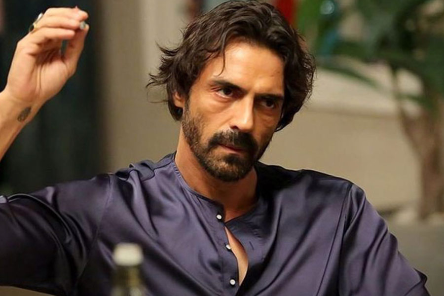 বলি অভিনেতা অর্জুন রামপালের বাড়িতে খবরের কাগজ পৌঁছে দিতে যেতেন মুন্না। অর্জুনের ফোটোশুট করার কথা মাথায় আসে তাঁর। অভিনেতার বাড়ির এক ভৃত্যের সঙ্গে ভাব জমিয়ে অর্জুনের বাড়িতে ঢুকে পড়েন মুন্না।