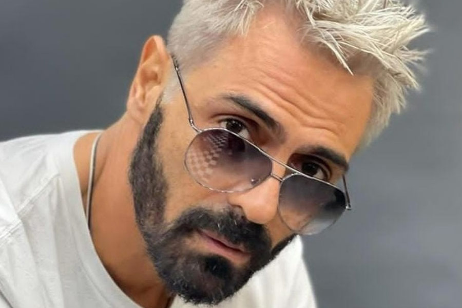 অর্জুনের কাছে ফোটোশুটের ইচ্ছা প্রকাশ করেন মুন্না। কিন্তু তাঁর কাছে টাকা দেওয়ার ক্ষমতা ছিল না। মুন্নার সঙ্গে বিনা পারিশ্রমিকে ফোটোশুট করান অর্জুন। তার পরেই বলিপাড়ায় ধীরে ধীরে যোগাযোগ তৈরি করতে শুরু করেন মুন্না।