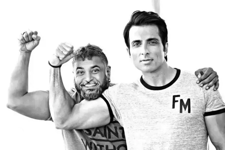 সোনু সুদের সঙ্গে একই বাড়িতে থাকতেন মুন্না। সোনু যখন ইন্ডাস্ট্রিতে প্রথম এসেছিলেন সেই সময় আর্থিক পরিস্থিতি খুব একটা ভাল ছিল না তাঁর। মুম্বইয়ের ওশিয়ারার একটি বাড়িতে সোনুর সঙ্গে থাকতেন মুন্না।