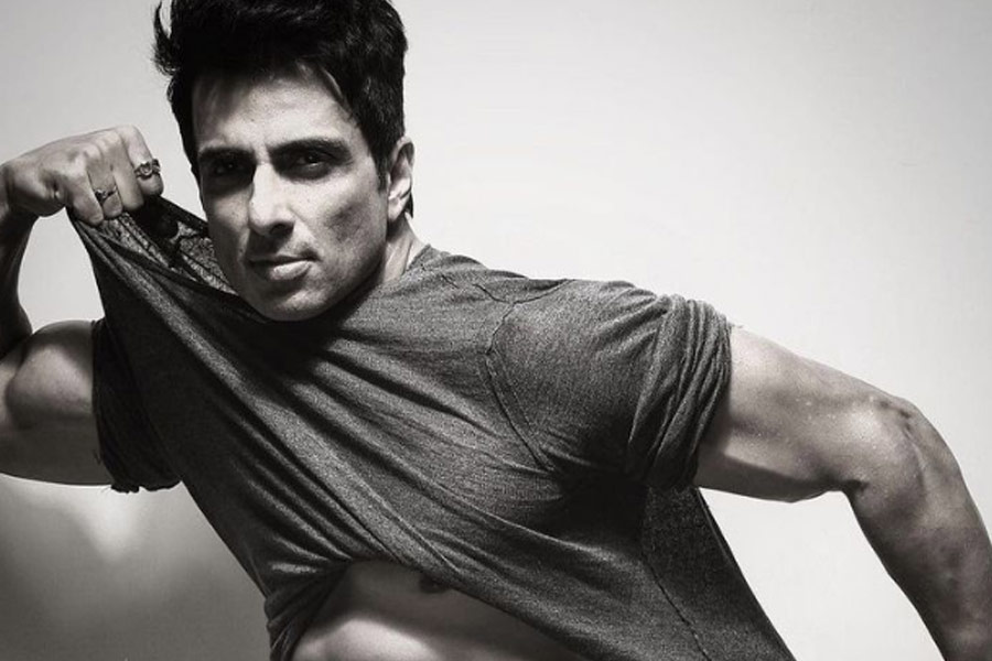 মুন্না বলেন, ‘‘অতিমারির সময়ে লোকজন সোনুকে ‘মসিহা’ বলে জানতে পারেন। কিন্তু সোনুর স্বভাব বরাবরই এ রকম। আমার মাথা গোঁজার কোনও ঠাঁই ছিল না জেনে আমাকে ওর সঙ্গে থাকতে বলেছিল সোনু। ওর সঙ্গে এখনও আমার ভাল বন্ধুত্ব রয়েছে।’’