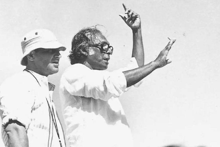  ১৯৫৯ সালে মুক্তি পেয়েছিল বাংলা ছবি ‘নীল আকাশের নীচে’। মৃণাল সেনের দ্বিতীয় ছবিতে অভিনয় করেছিলেন কালী বন্দ্যোপাধ্যায়, মঞ্জু দে, বিকাশ রায় প্রমুখ। ছবিটি নিষিদ্ধ করে ভারত সরকার। সে সময় চিন বিরোধী হাওয়ায় এই সিদ্ধান্ত নেওয়া হয়েছিল। বস্তুত, দেশে সরকার নির্দেশিত প্রথম নিষিদ্ধ ছবি এটিই বলে জানাচ্ছেন সিনেমা সমালোচকরা। যদিও মাস দুয়েক পরে ওই নিষেধাজ্ঞা তুলে নেওয়া হয়।