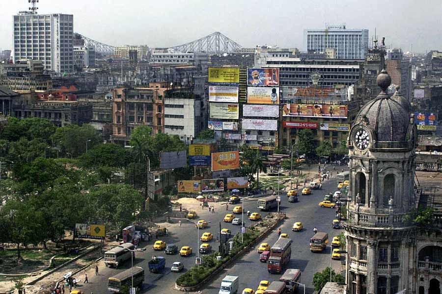  অনেকের মনে পড়ছে ১৯৯২ সালের ‘সিটি অফ জয়’ সিনেমার কথা। শহর কলকাতাকে ‘বিকৃত ভাবে’ দেখানোর অভিযোগে কলকাতায় শুটিংই বন্ধ করে দেওয়া হয় দোমিনিক লাপিয়েরের কাহিনি অবলম্বনে তোলা ছবিটির।
