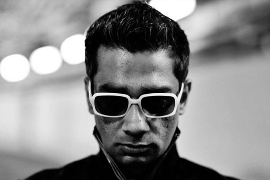 শহর কলকাতাকে আধার করে আরও একটি সিনেমা নিয়ে জোর বিতর্ক হয়েছিল। ছবিতে নগ্নতা, অপশব্দ, ড্রাগের নেশা ইত্যাদি থাকার কারণেই প্রেক্ষাগৃহে মুক্তি পায়নি কৌশিক মুখোপাধ্যায় ওরফে কিউ পরিচালিত ছবি ‘গান্ডু’। তবে ২০১০ সালে নিউ ইয়র্কে ‘সাউথ এশিয়ান ইন্টারন্যাশনাল ফিল্ম ফেস্টিভ্যাল’, ‘বার্লিন চলচ্চিত্র উৎসব’ এবং ‘স্লামডান্স ফিল্ম ফেস্টিভ্যাল’ ছবিটি প্রর্দশিত হয়। পরে ইন্টারনেটে ফাঁস হয়ে যাওয়ার পর প্রচুর মানুষ ছবিটি দেখেছেন। 