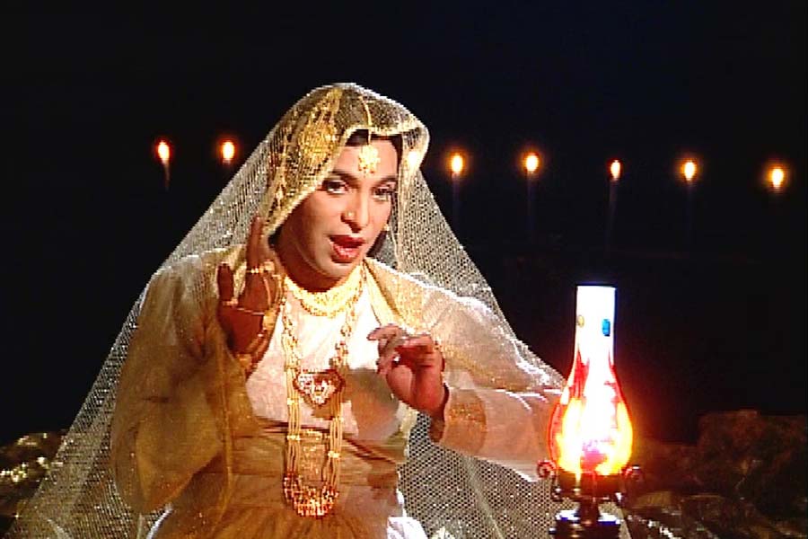 ২০০৩ সালে তৈরি হয় ‘দ্য পিঙ্ক মিরর’। অশ্লীল দৃশ্য রয়েছে, এই কারণ দেখিয়ে ভারতে নিষিদ্ধ হয়ে যায় ছবিটি। বিশ্বের দরবারে প্রশংসা কুড়িয়েছে, কিন্তু ভারতে কখনও মুক্তি পায়নি শ্রীধর রঙ্গায়নের ছবিটি।