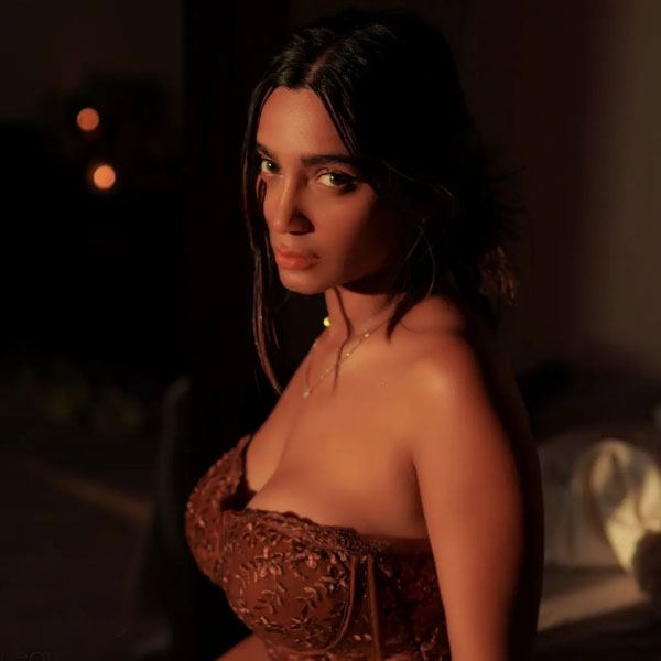 ভারতের নামী শিক্ষা প্রতিষ্ঠানের উচ্চপদে কর্মরত শিল্পী। কী ভাবে প্রতিষ্ঠানের আরও উন্নতি করা যায় তা পর্যবেক্ষণ করা ছাড়াও সংস্থার ভাইস প্রেসিডেন্ট হিসাবে ব্যবসার লাভ-ক্ষতি পুরোটাই সামলান তিনি।